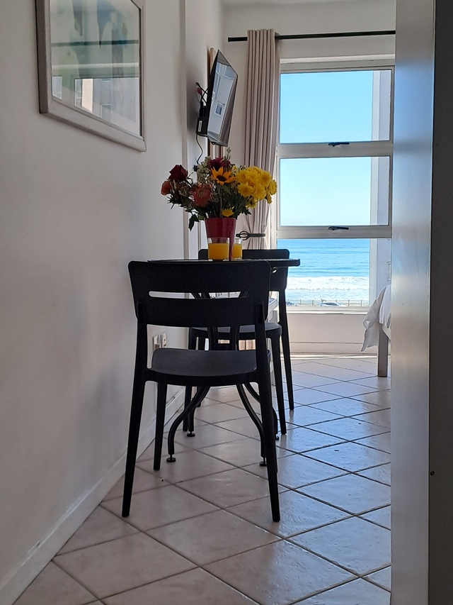 /cpsess9202181670/frontend/jupiter/filemanager/editors/./stay/AOVB 09 View from kitchen to table